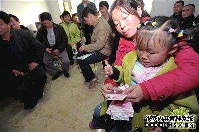 30名農(nóng)民工每人領(lǐng)到了2000元。本報(bào)記者潘之望攝